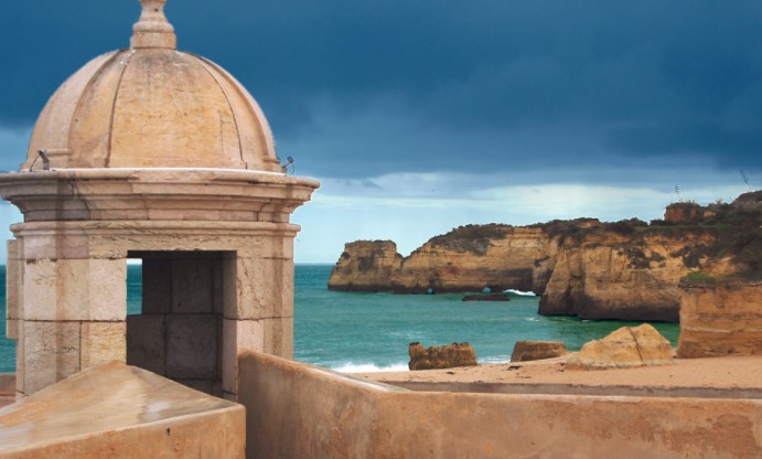 Panorámica de Forte da ponta da bandeira con los acantilados de fondo